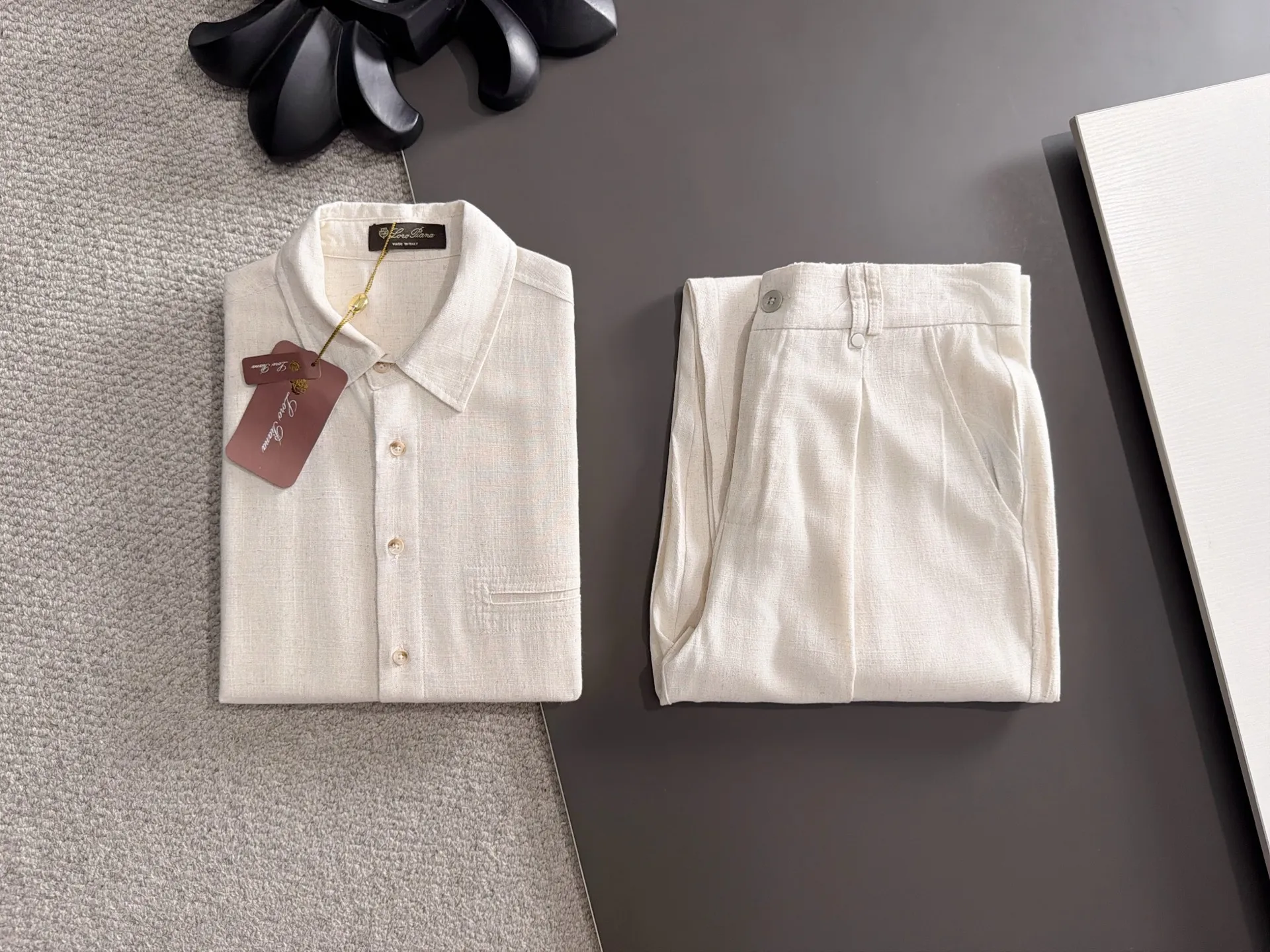 Next day shipment LP high quality Loro Piana 26ss autumn and winter New Arrival linen shirt set Made of one-on-one combed cotton yarn knitted linen fabrics, no pressure in and out of the counter Exclusive control of raw materials It feels substantial when weighed, and the upper body is more textured than ordinary T-shirts. This texture can cope with the weather easily and is suitable for both hot and cold! Loose fit design, looks noble. The only correct version is available Size: M to XXXL